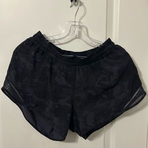 Lululemon Hotty Hot 8 tall 4 inch Black Camo